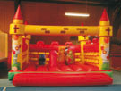 Hüpfburg 'Castle' mit Spielelementen